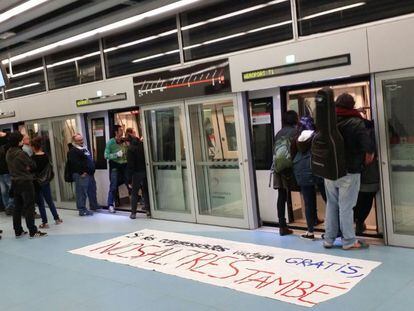 Miembros de Stop Subidas bloquean puertas de la L9.