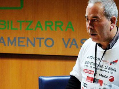 Representantes de los afectados por la crisis de Eroski en el Parlamento vasco