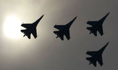 Aviones de combate Sukhoi Su-27 durante una exhibici&oacute;n cerca de Mosc&uacute;.