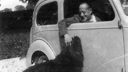 El escritor Arturo Barea junto a su perro Mickey en su casa de Reino Unido.