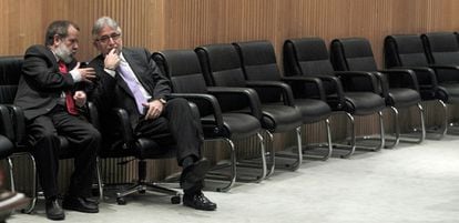El diputado del PSOE, Francisco Fernández marugán, convesa con el diputado de CiU, Josep Sánchez Llibre, durante la Comisión de Economía del Congreso que debate la 'ley Sinde'.