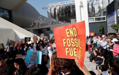 Protesta de activistas climáticos en la cumbre de Dubái este viernes para pedir el "final de los combustibles fósiles".