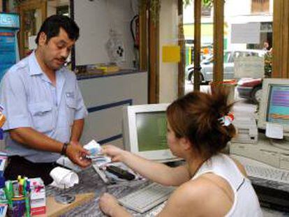 Un inmigrante ecuatoriano realiza un envio de dinero a su país desde una oficina de Madrid. EFE/Archivo