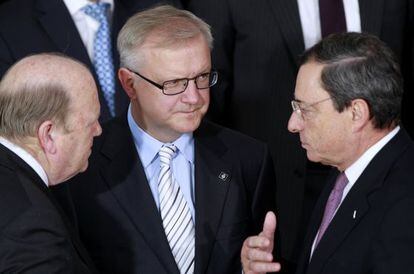 El comisario europeo de Ecnomía, Olli Rehn, y el ministro irlandés de Finanzas, Michael Noonan, escuchan al presidente del BCE, Mario Draghi.