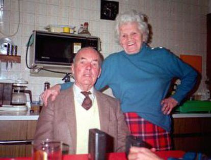 El ex capitán nazi de las SS Erich Priebke posa con su esposa Alicia en su casa de San Carlos de Bariloche (Argentina) en 1995.