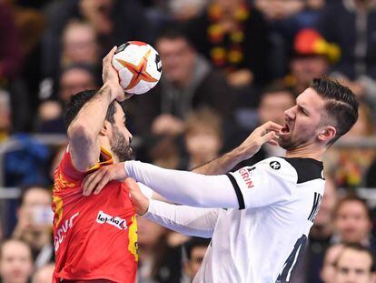 El alemán Fabian Wiede contra el español Raúl Entrerríos durante el pasado Alemania - España del Mundial de Balonmano 2019.