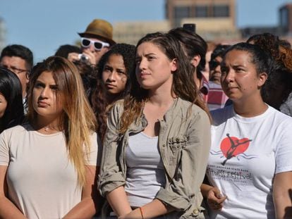 Estudiantes latinos en la universidad atendiendo a una charla sobre el activismo.