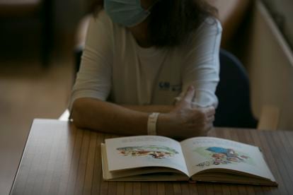 Una paciente del Hospital de Guadarrama lee un cuento. / SANTI BURGOS