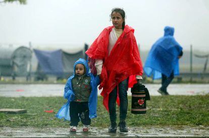 Dos niños esperan en el paso entre Croacia y Eslovenia, este lunes.