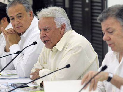 Felipe González, entre Juan Manuel Santos y Óscar Naranjo, el sábado durante la reunión de seguimiento de los acuerdos de paz.
