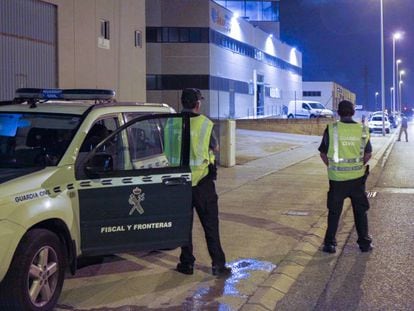 Agentes de la Guardia Civil en la imprenta Indugraf, en Constant&iacute; (Tarragona).