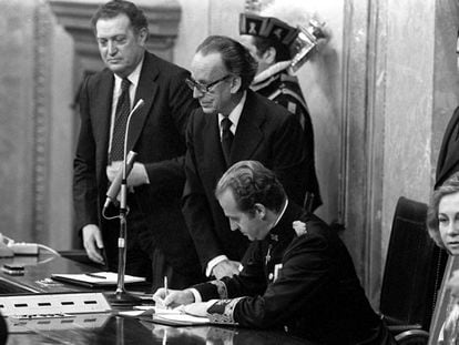 El Rey Juan Carlos I firma la Constituci&oacute;n de 1978