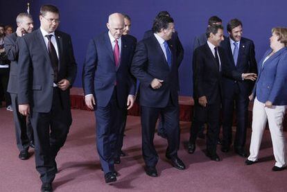 Merkel (a la derecha) habla con Sarkozy y Passos Coelho en una cumbre de la UE, en junio.