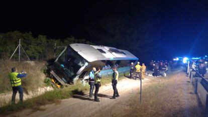 Al menos una decena de personas han resultado heridas esta noche en el vuelco de un autobús que cubría la línea regular entre Alicante y Murcia, en la autovía A7 a su paso por el municipio alicantino de Granja de Rocamora.