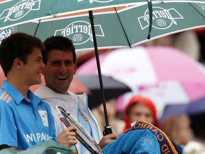 Djokovic, con el recogepelotas al que quit&oacute; el paraguas para resguardarle de la lluvia.