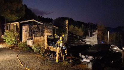 Los bomberos trabajan en el incendio declarado en un bungaló de un camping de Montblanc (Tarragona), donde ha fallecido una menor.