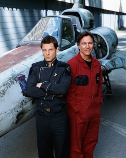 Los dos Apollos: Jamie Bamber, el del remake, y Richard Hatch, el de la serie original. Hatch, fallecido en 2017, interpretaba en la nueva versión a Tom Zarek, un antiguo anarcoterrorista reconvertido en político. Y resultaba de lo más convincente.