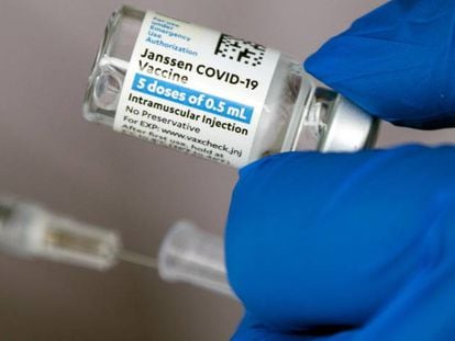 La EMA relaciona los casos de trombos con la vacuna de Janssen pero recomienda su uso