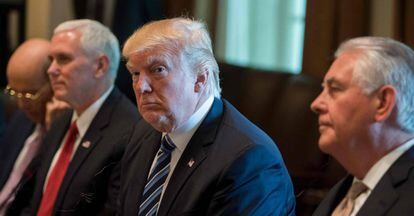 Trump, entre el vicepresidente Mike Pence y el secretario de Estado, Rex Tillerson.