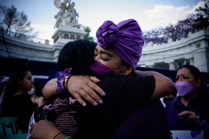 Dos mujeres se abrazan en la marcha del 8M de 2022 en Ciudad de México.