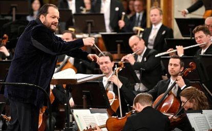Andris Nelsons dirige a la Filarmónica de Viena en el Concierto de Año Nuevo de 2020.