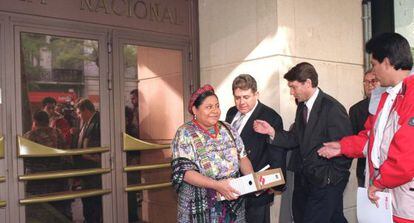 La premio Nobel de la Paz, Rigoberta Mench&uacute;, en la Audiencia Nacional en 1999 con su denuncia de genocidio cometido en su pa&iacute;s. 