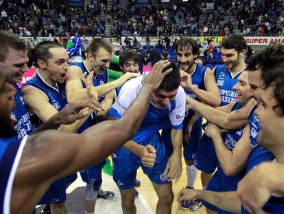 Los jugadores del Gipuzkoa Basket celebran su victoria ante el Cajasol.