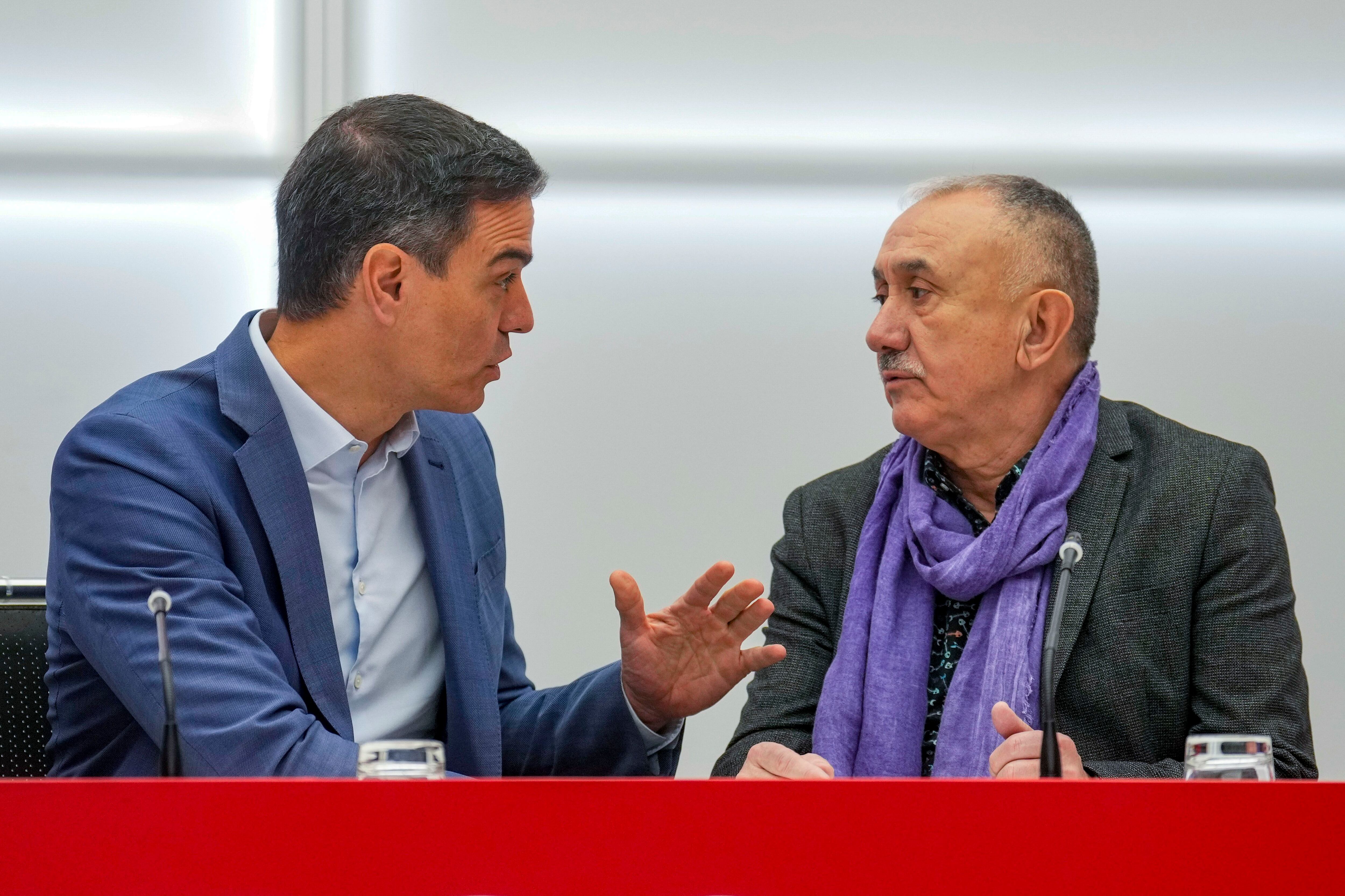 MADRID, 05/02/2024.- El presidente del Gobierno, Pedro Sánchez (i) junto al secretario general de UGT, Pepe Álvarez (d) durante la reunión de la Comisión Ejecutiva Federal este lunes en Madrid. EFE/ Borja Sánchez Trillo
