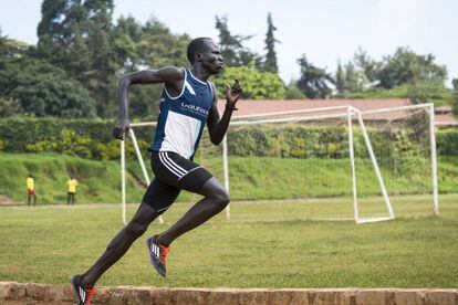 Atleta de origen sursuranés, Yiech Pur Biel, refugiado en un campamento en Kenia.