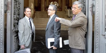 El rector de la Universidad Autónoma de Madrid y otros miembros de la Conferencia de Rectores de Universidades Españolas, a su entrada hoy en el Ministerio.