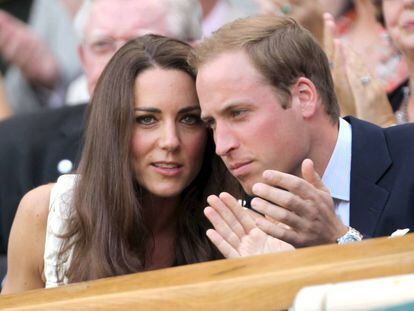 Los duques de Cambridge Kate Middleton y el principe Guillermo en un partido de tenis del torneo de Wimbledon en 2011.