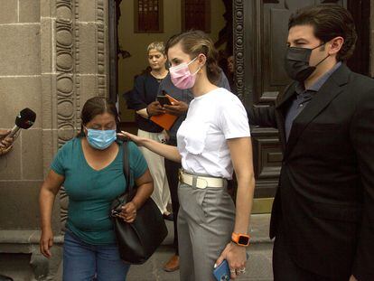 Mariana Rodríguez y Samuel García junto a la madre de Dabanhi Escobar, Dolores Bazaldúa, el 22 de abril de 2022.