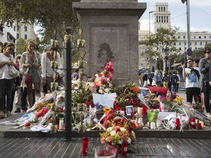  Flores en recuerdo del atentado en La Rambla. 
