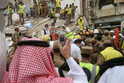 Los equipos de rescate buscan supervivientes entre los escombros del hotel derruido en La Meca.