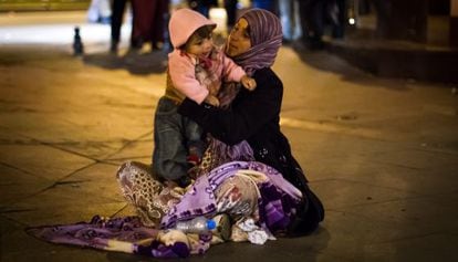 Una mujer con su niña en las calles de Estambul.