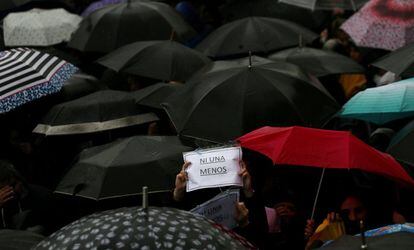 Una mujer sujeta una pancarta entre los paraguas de las manifestantes, durante la marcha en Buenos Aires.