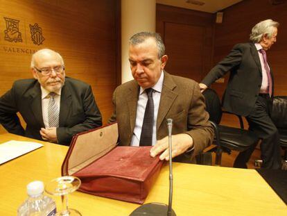 Robrto L&oacute;pez Abad, ante la comisi&oacute;n del Parlament valenciano.