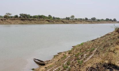 La erosión por los cambios en la configuración del río pone en riesgo los terrenos de los agricultores de Amanback.