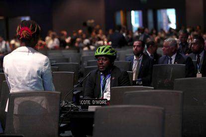 Costa en la mesa de los delegados de Costa de Marfil en la cumbre del clima. 