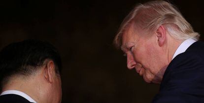 El presidente de EE UU, Donald Trump (dcha.) junto a su hom&oacute;logo chino, Xi Jinping.
