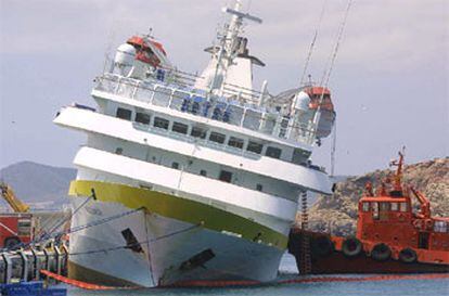 El <i>Vistamar Canarias</i> aparece escorado en el puerto de Ibiza a causa del accidente sufrido. 

/ EFE