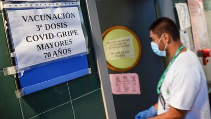 Un enfermero entra en una sala donde se administran vacunas contra la gripe y terceras dosis de la vacuna contra la covid-19, en Valencia el 27 de octubre.