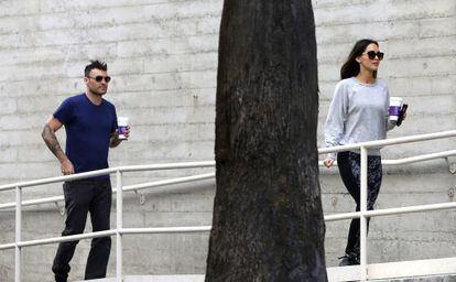 Megan Fox y Brian Austin Green paseando, cada uno a su rollo, por Los Ángeles el pasado mes de mayo.
