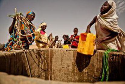 Varias mujeres recogiendo agua de un pozo de la comunidad de Natriguel.