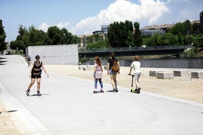 Varias personas caminan y hacen deporte por Madrid Río, abierto en la fase 1 de la desescalada, el pasado lunes.