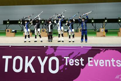 Participantes en una prueba de tiro de preparación para los Juegos en Tokio.