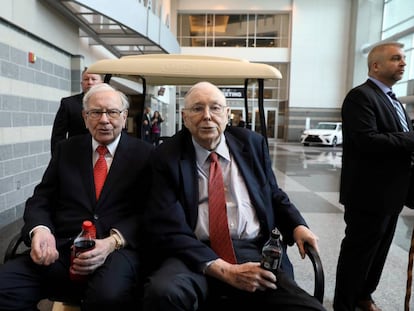 Warren Buffett, presidente de Berkshire Hathaway, y Charlie Munger, vicepresidente del fondo, en la junta anual de accionistas de Berkshire celebrada en mayo de 2019 en Omaha, Nebraska.