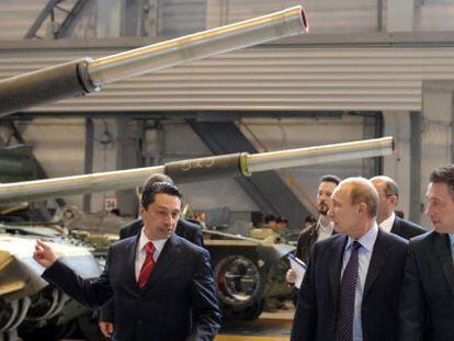 Vlad&iacute;mir Putin visita una planta de producci&oacute;n de tanques en Uralvagonzavod.