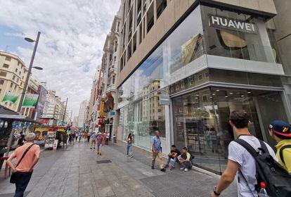 Fachada de la nueva tienda de Huawei en Madrid, situada en en número 48 de la Gran vía.