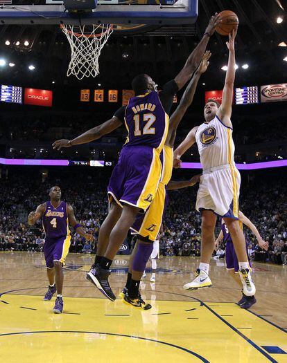 Howard, de los Lakers, tapona a Lee, de los Warriors.
